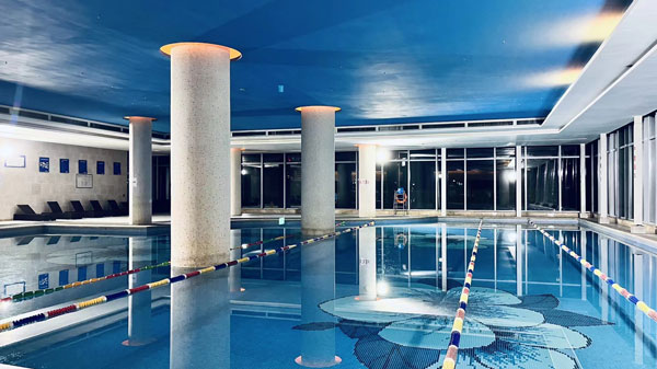 游泳池設備,深藍一號消毒劑,游泳池水質檢測,智能監(jiān)投控水質管理一體機